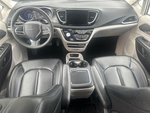 Used 2023 Chrysler Pacifica Touring-L FWD image 20