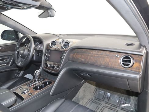 Used 2019 Bentley Bentayga image 59