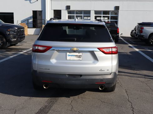 Used 2020 Chevrolet Traverse LT FWD image 9