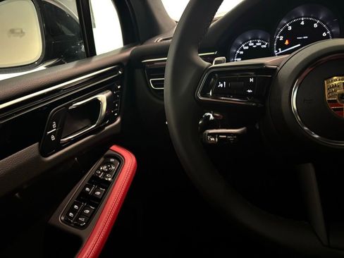 Certified 2025 Porsche Macan image 8