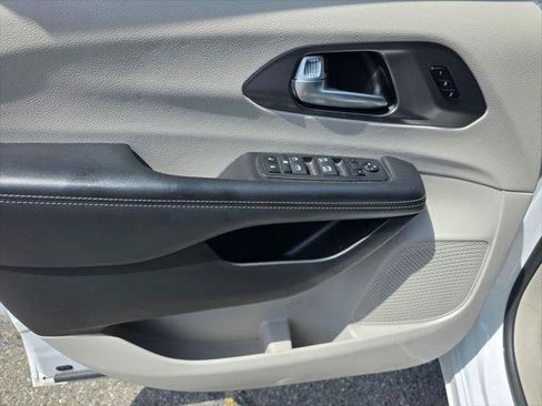 Certified 2024 Chrysler Pacifica Touring-L FWD image 13