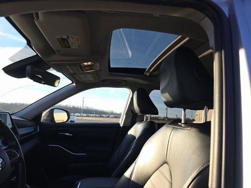 Used 2023 Toyota Highlander XLE image 4