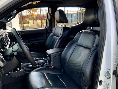 Used 2019 Toyota Tacoma TRD Off-Road w/ TRD Premium Off Road Package image 8