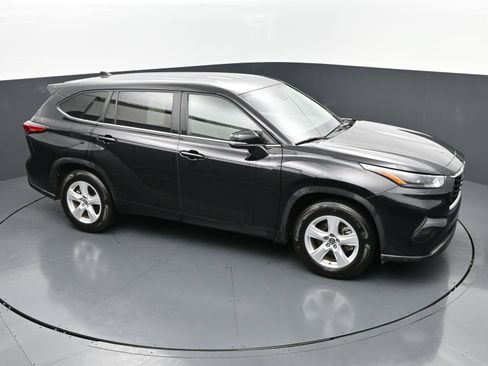 Used 2023 Toyota Highlander L FWD image 33