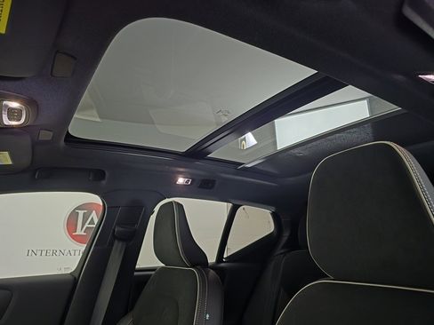 Used 2022 Volvo XC40 T5 R-Design w/ Advanced Package image 19