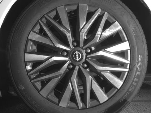 Used 2025 Nissan Altima 2.5 SV FWD image 14