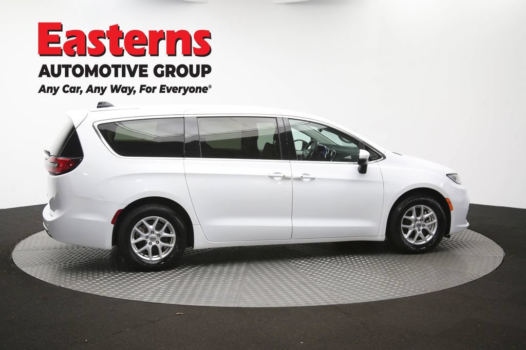 Used 2023 Chrysler Pacifica Touring-L FWD image 46