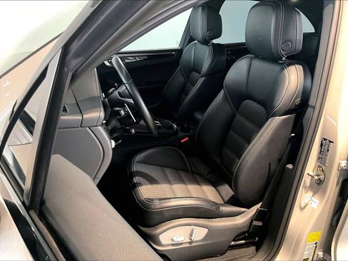 Used 2024 Porsche Macan Turbo image 8