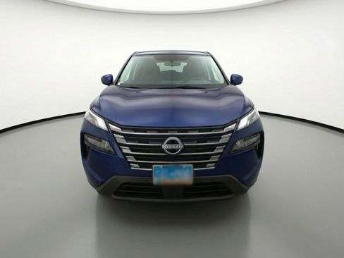 Used 2025 Nissan Rogue SV image 2