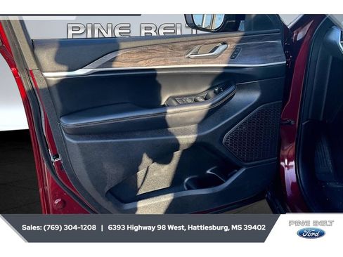 Used 2025 Jeep Grand Cherokee Limited w/ Black Appearance Package AWD/4WD image 18