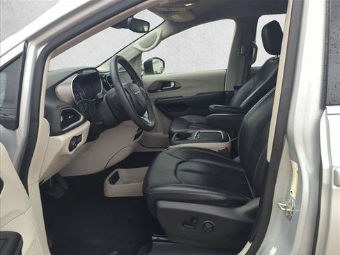Used 2023 Chrysler Pacifica Touring-L FWD image 15