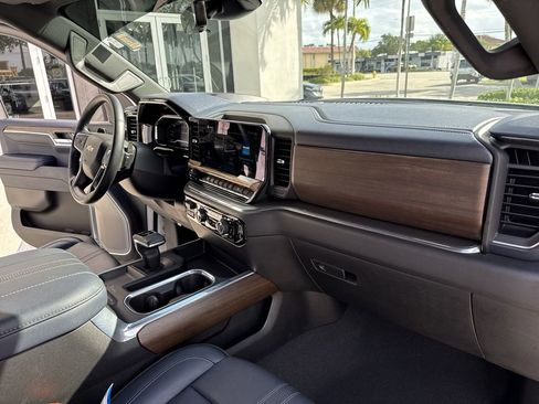 Used 2024 Chevrolet Silverado 1500 High Country w/ Technology Package AWD/4WD image 32