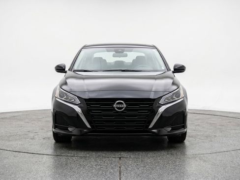 Used 2025 Nissan Altima 2.5 SV FWD image 2