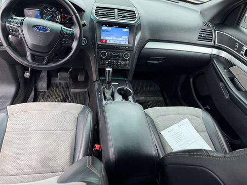 Used 2017 Ford Explorer XLT w/ XLT Appearance Package image 13