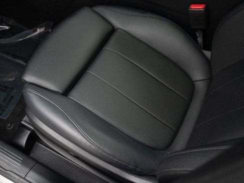 Used 2021 Mercedes-Benz GLB 250 4MATIC w/ Premium Package image 16