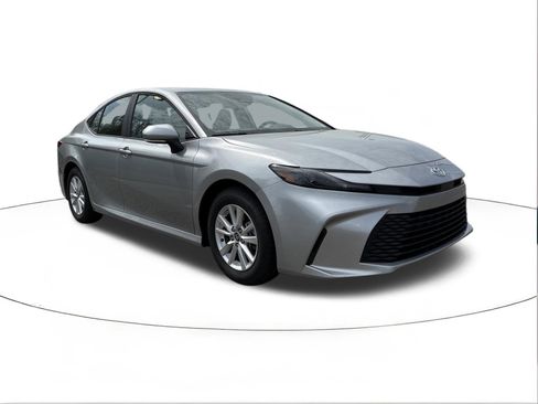 Used 2025 Toyota Camry LE w/ Convenience Package image 1