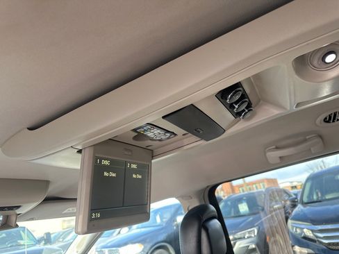 Used 2014 Chrysler Town & Country Touring image 14