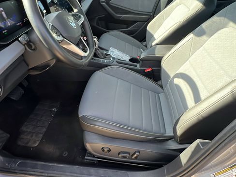 Used 2025 Volkswagen Jetta SE image 16