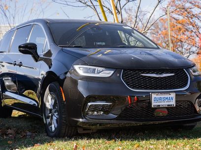 New 2026 Chrysler Pacifica Select