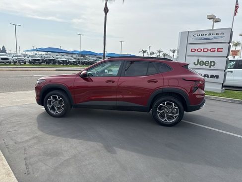 Used 2025 Chevrolet Trax LT w/ LT Convenience Package image 9