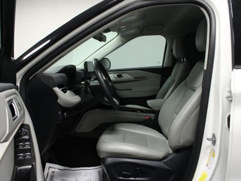 Used 2025 Ford Explorer Active w/ Active Comfort Package AWD/4WD image 12
