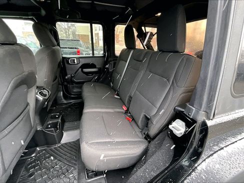 Used 2018 Jeep Wrangler Unlimited Sport image 23