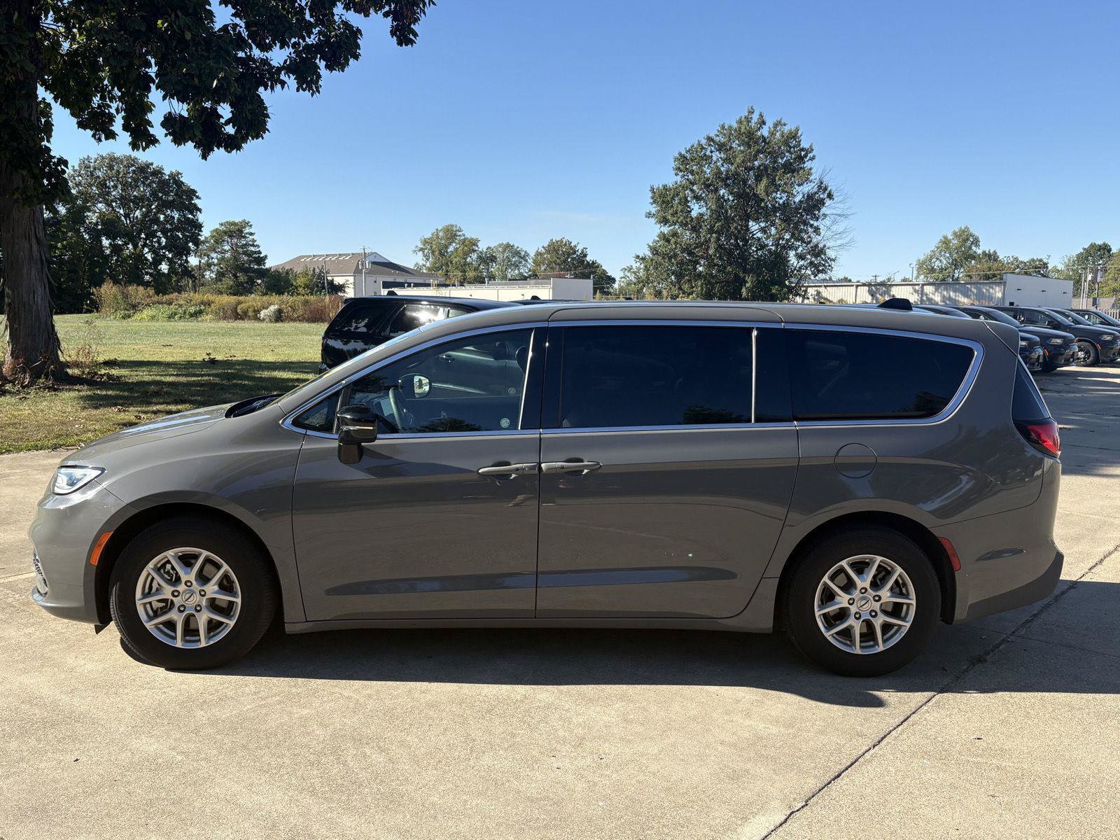 Used 2025 Chrysler Pacifica Select FWD image 5
