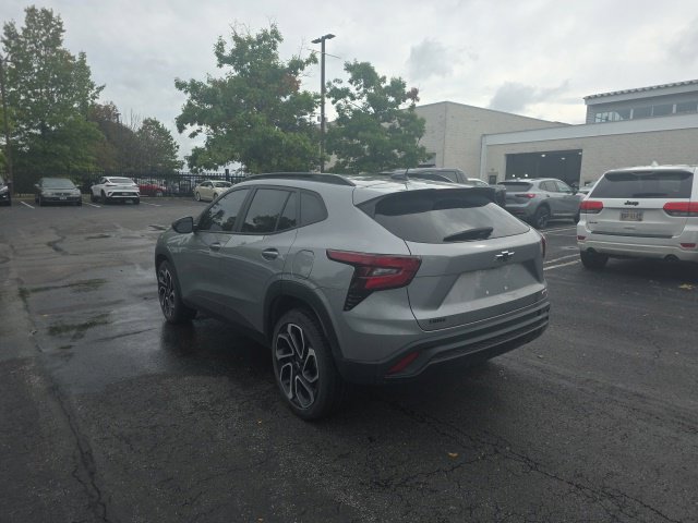 Used 2024 Chevrolet Trax RS w/ Sunroof Package FWD image 7