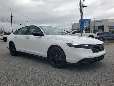 Certified 2025 Honda Accord SE image 3