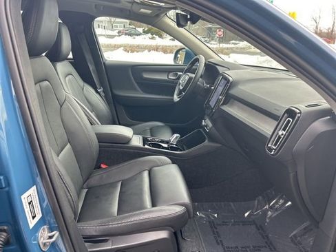 Certified 2025 Volvo XC40 B5 Plus image 15