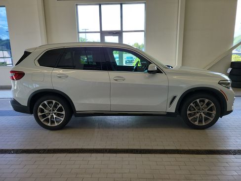 Used 2022 BMW X5 xDrive40i w/ Premium Package AWD/4WD image 4