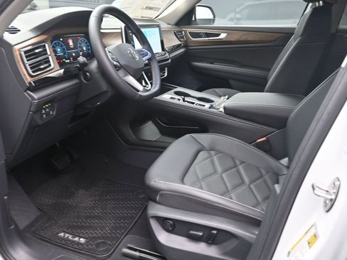 New 2026 Volkswagen Atlas SE FWD image 17