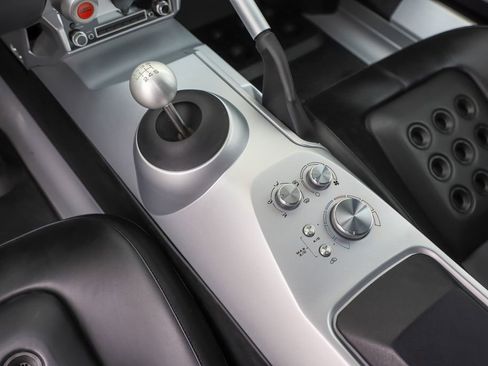 Used 2006 Ford GT RWD image 32