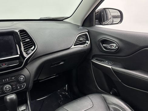 Used 2019 Jeep Cherokee Limited image 27