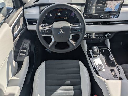 New 2026 Mitsubishi Outlander SE image 17