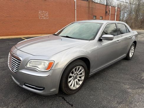 Used 2014 Chrysler 300 RWD image 1