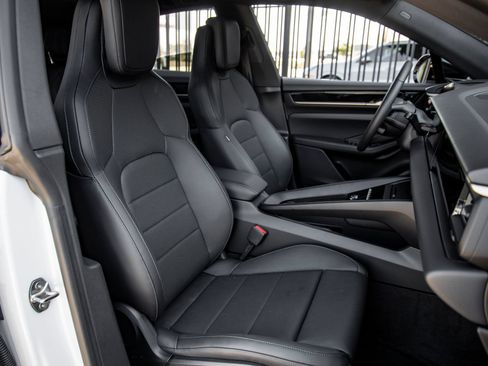 Certified 2025 Porsche Macan Electric RWD image 45