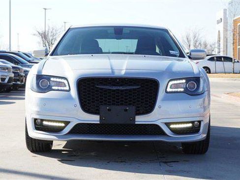 Certified 2022 Chrysler 300 Touring L image 2