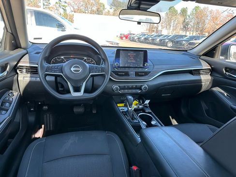 Used 2024 Nissan Altima 2.5 SV image 10