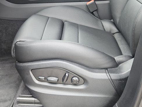 Used 2025 Porsche Cayenne AWD/4WD image 23