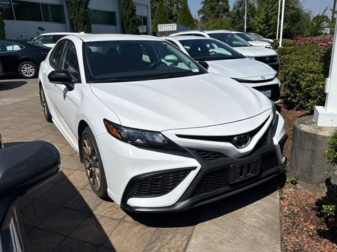 Used 2024 Toyota Camry SE FWD image 2