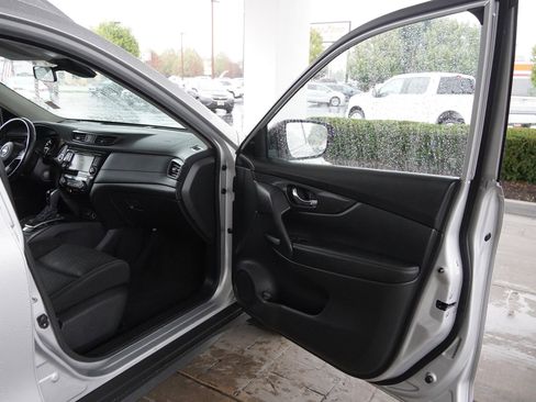 Used 2020 Nissan Rogue SV image 24
