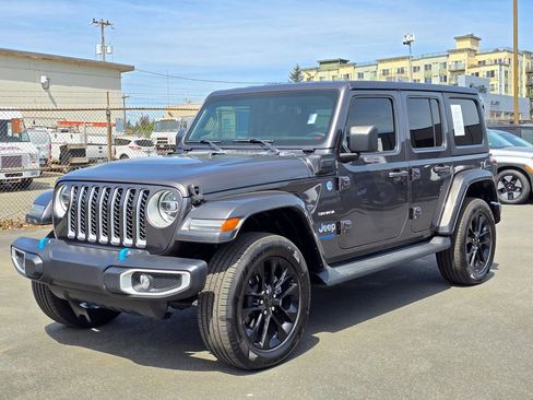 Used 2022 Jeep Wrangler Unlimited Sahara AWD/4WD image 4