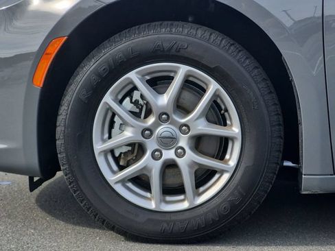 Used 2025 Chrysler Pacifica Select FWD image 17