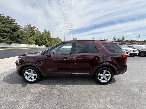 Used 2018 Ford Explorer XLT w/ Equipment Group 202A FWD image 4