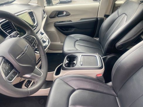 Used 2024 Chrysler Pacifica Touring-L FWD image 15