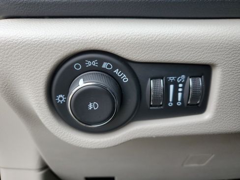 Used 2023 Chrysler Pacifica Touring-L image 20