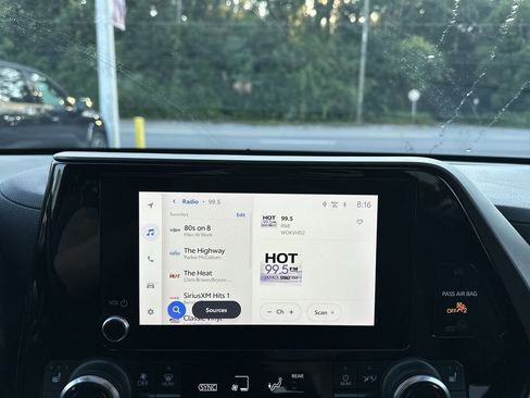 Used 2023 Toyota Highlander XLE image 25