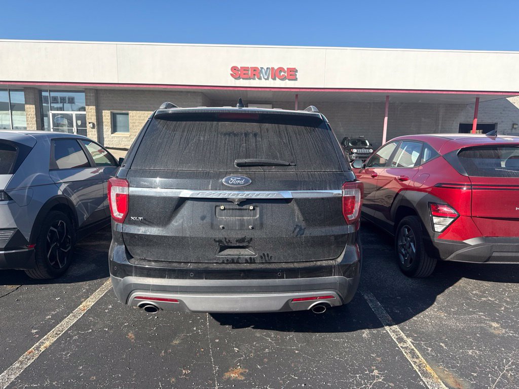 Used 2017 Ford Explorer XLT w/ Equipment Group 202A FWD image 3