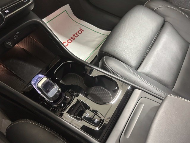 Certified 2025 Volvo XC40 B5 Plus AWD/4WD image 19